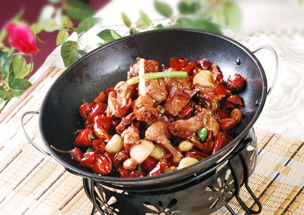  p>干锅腊兔是一道以兔子,青椒块,姜等为主要食材制作的家常菜. /p>