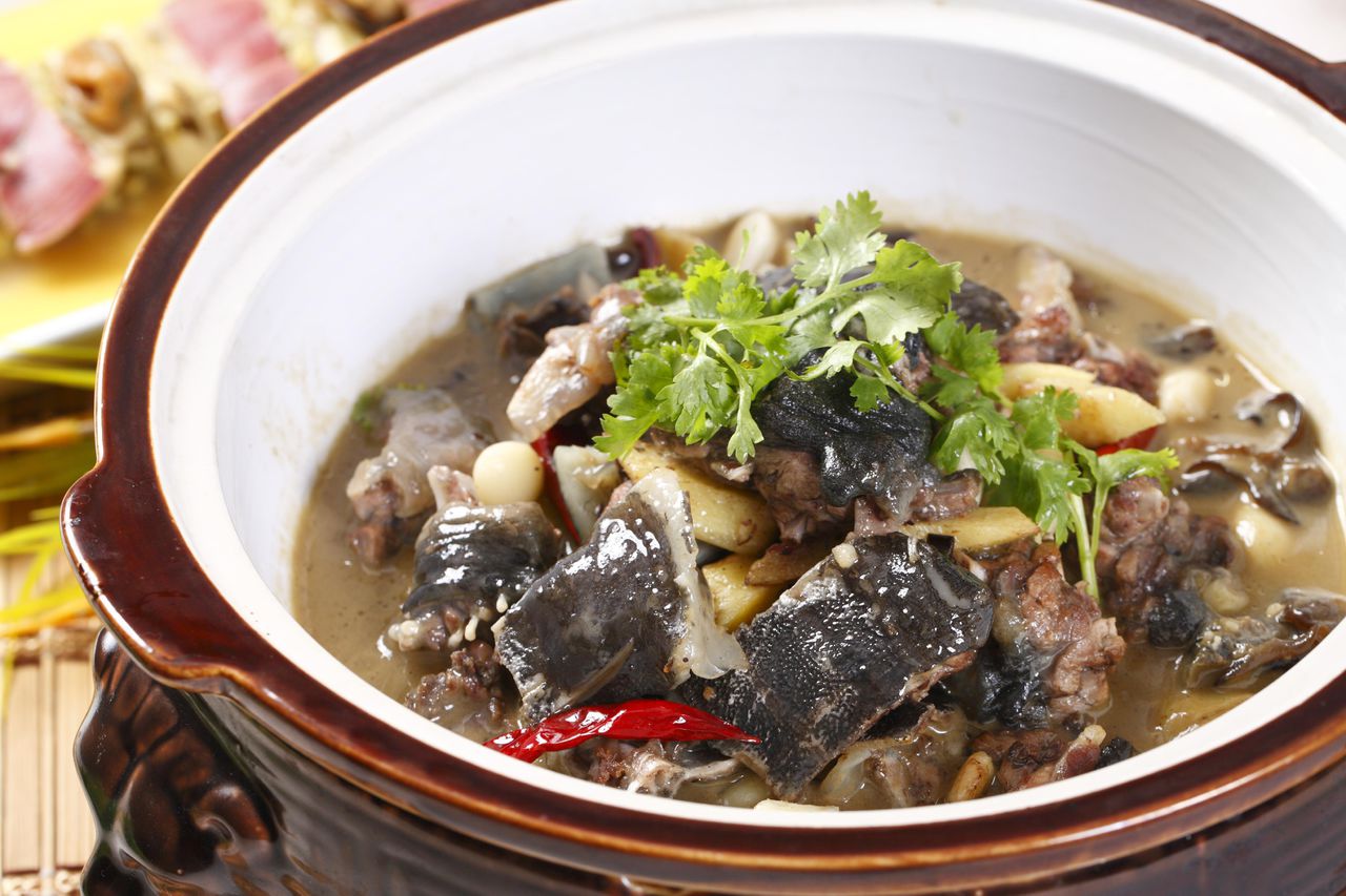 肥肉炖甲鱼是一道以甲鱼,肥肉,瘦肉,胡椒粒,盐等为材料制作而成的汤品