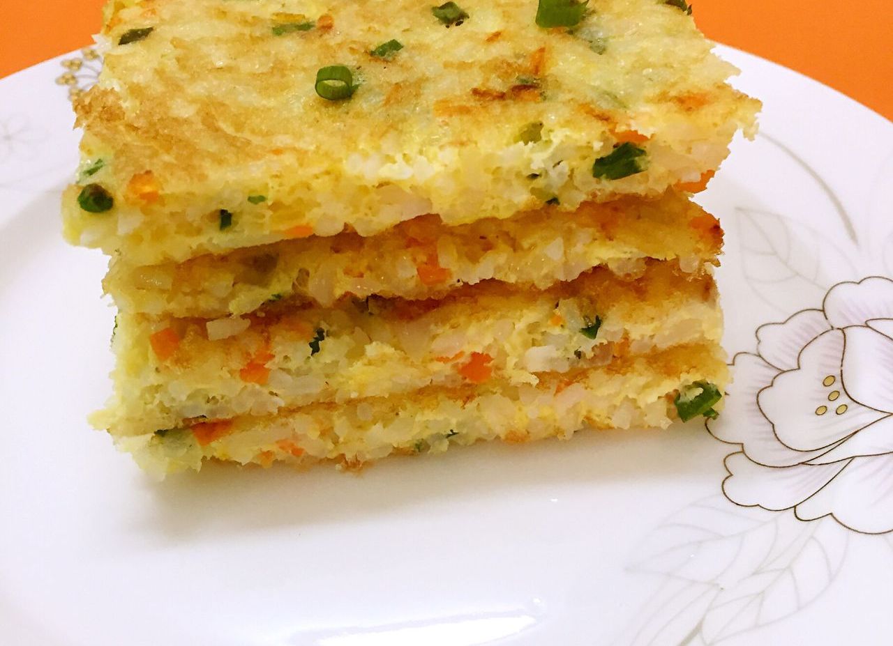  p>鸡蛋米饭煎饼是一道美味的菜肴. /p>