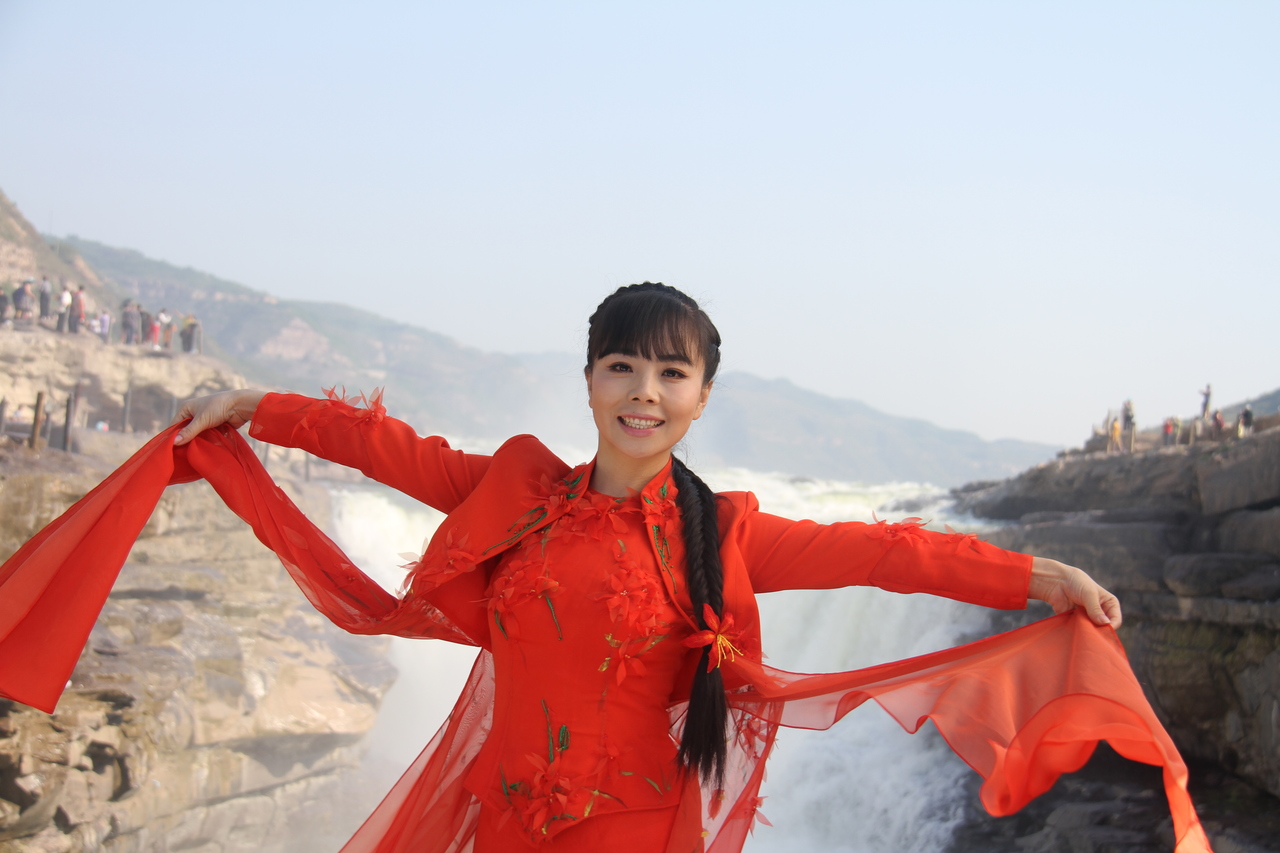  p>王二妮,1985年10月22日出生于陕西榆林,青年民族歌唱家, 北京歌剧