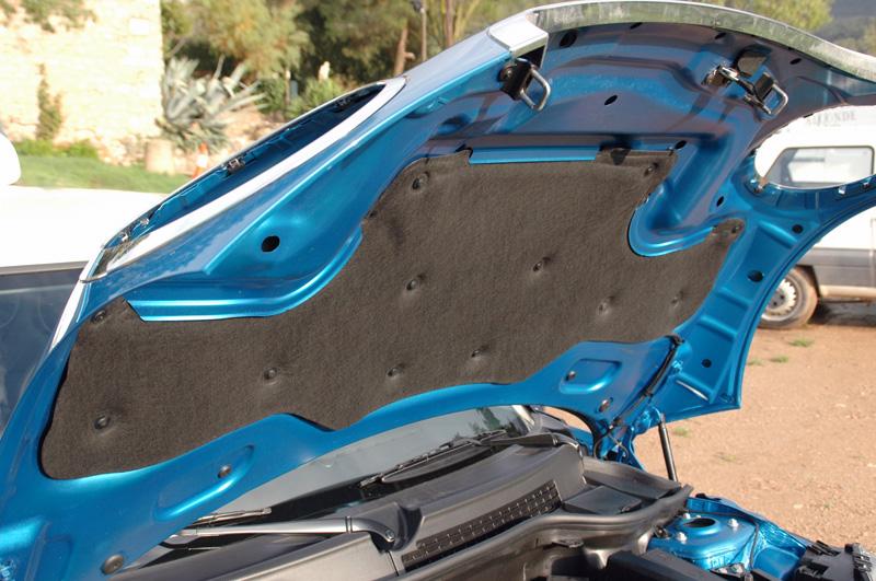 对发动机盖的主要要求是隔热隔音,自身质量轻,刚性强. /p>