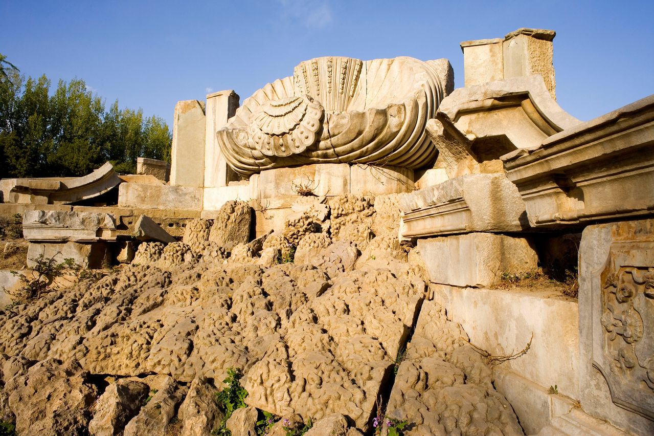  p>圆明园是中国清代大型皇家园林,位于北京市海淀区,始建于1707年(清