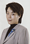 本名及旧艺名为"松本和香子",现用艺名为"くじら"(鲸),隶属于81