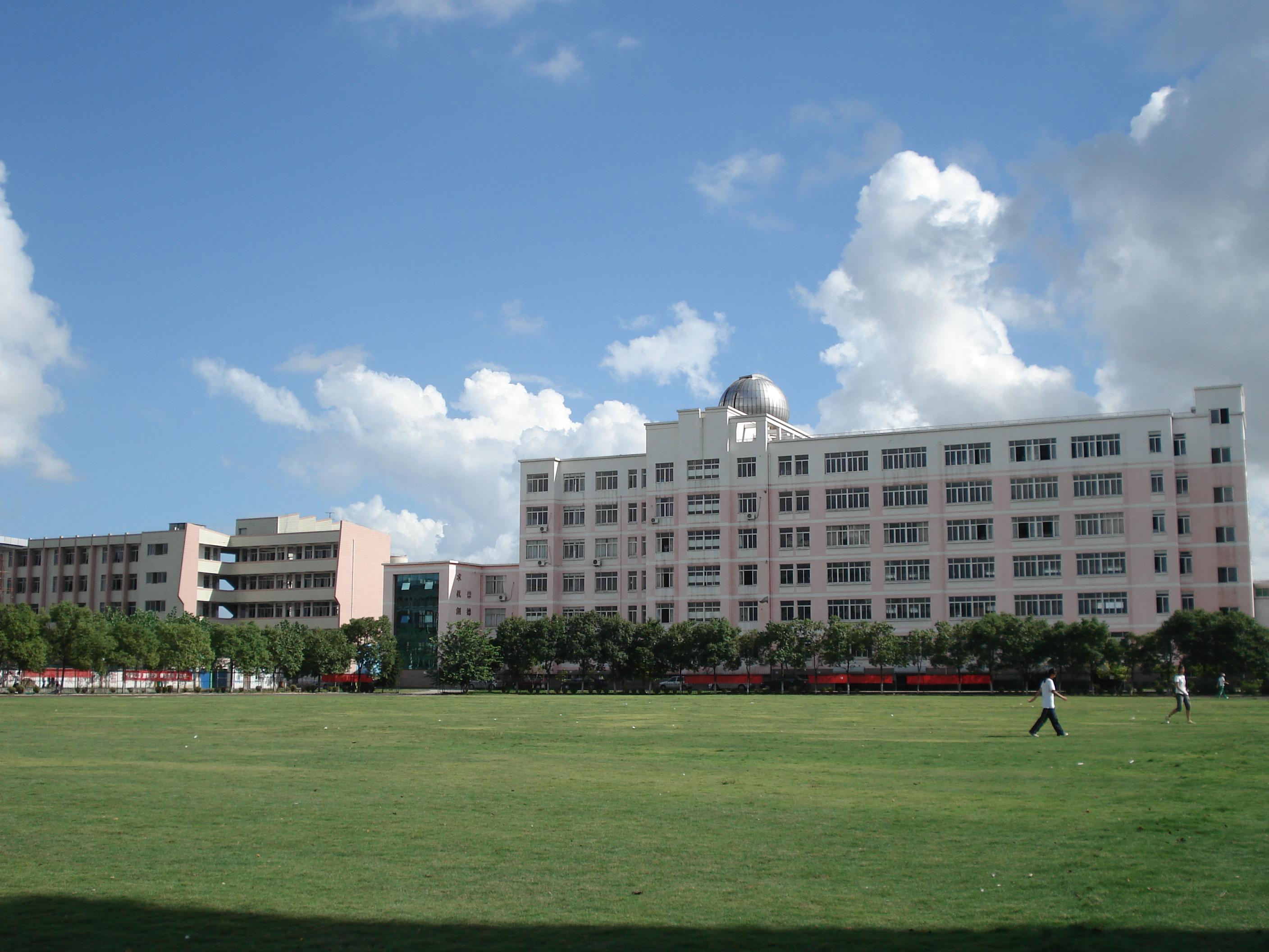  p data-id="gnhhlr65xk">乐清市白象中学坐落在温州市经济十大强镇之