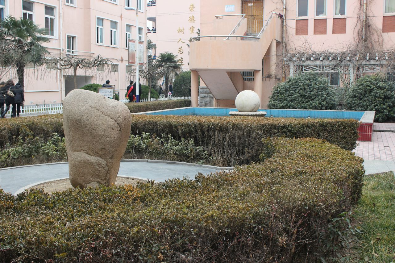  p>沛县第二中学创建于1978年,建校伊始,是一所含初中部的完全中学