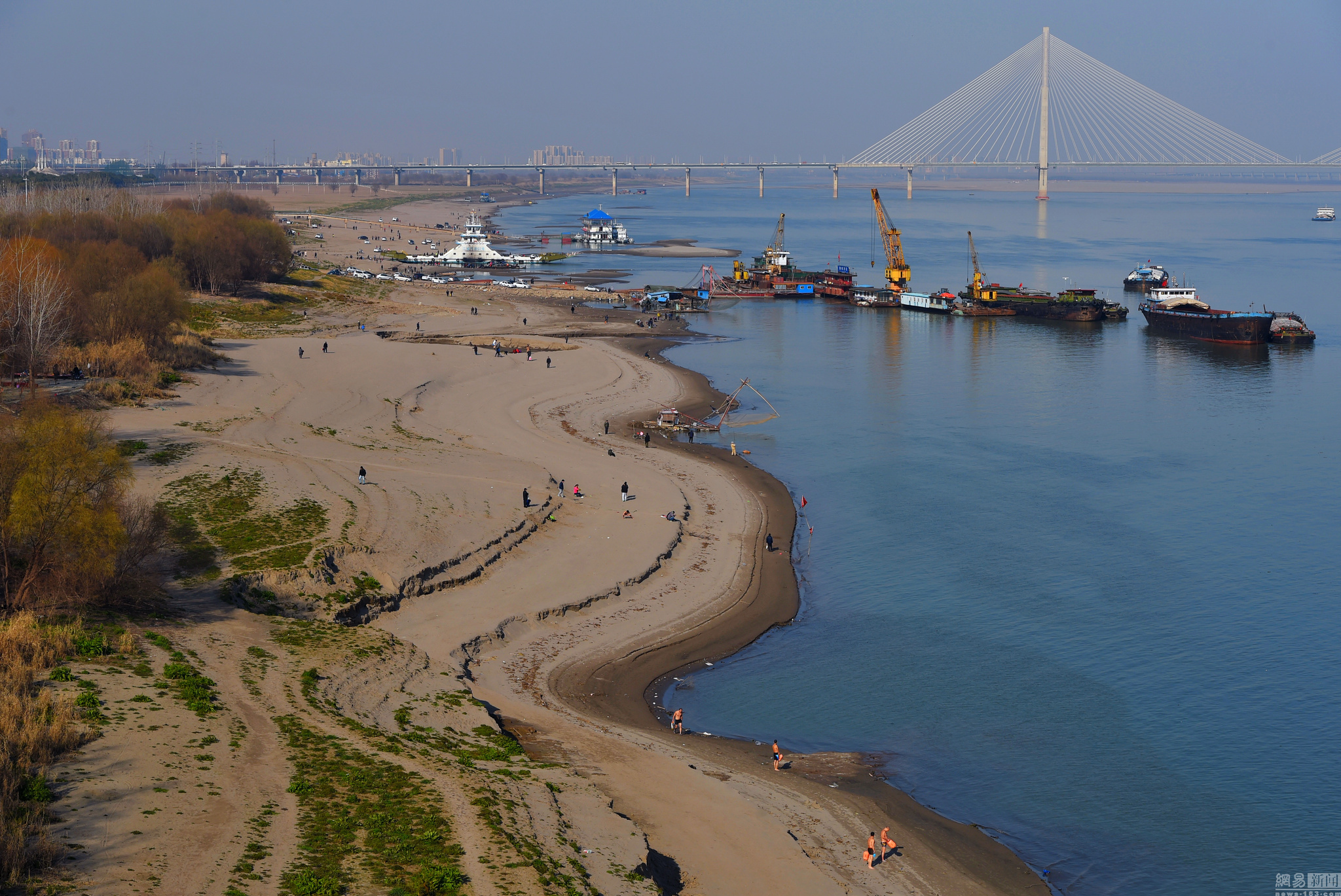河曲沙洲在凸岸;在顺直微弯型河流中,河曲沙洲犬牙