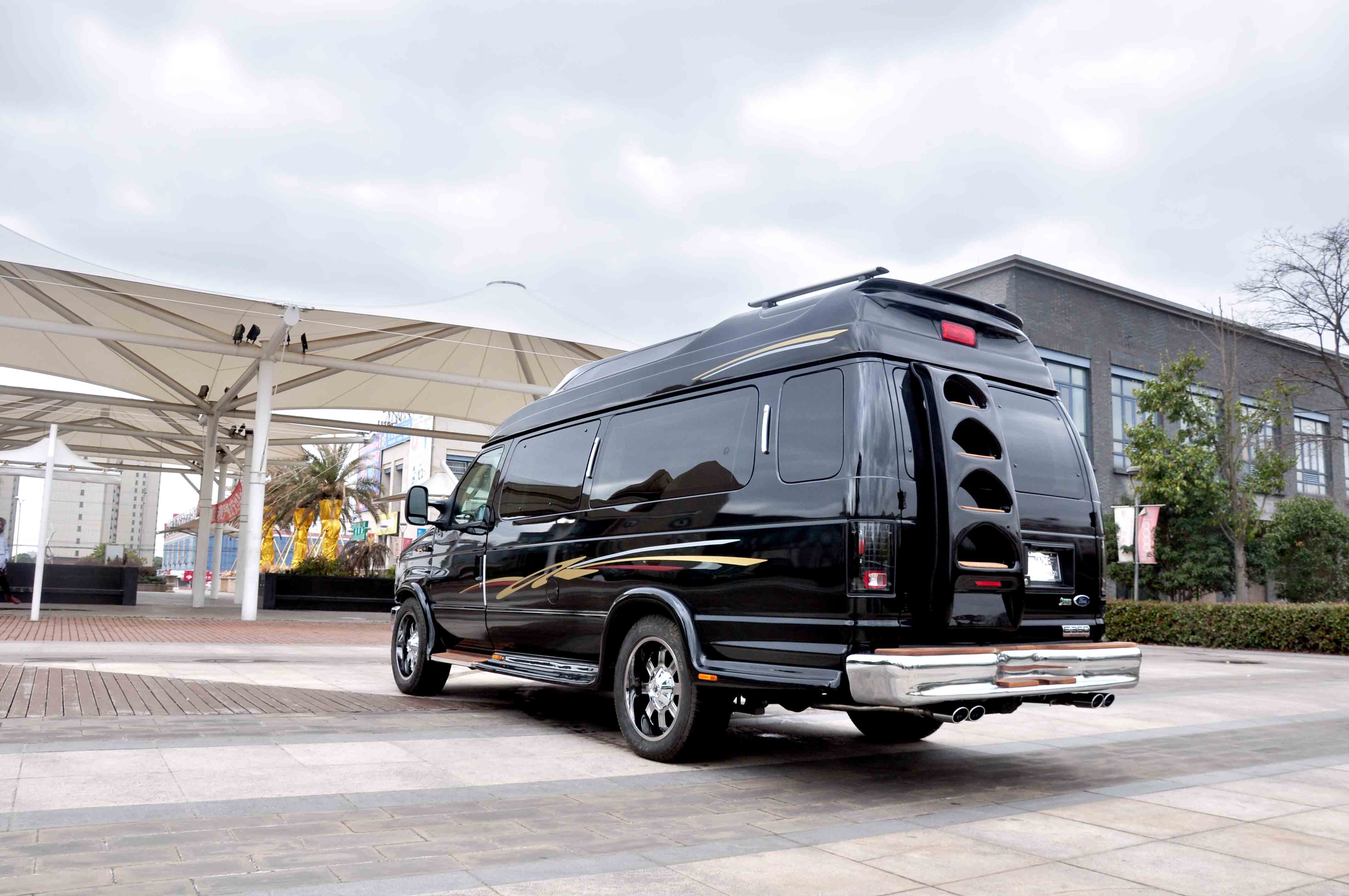  p>福特e350是一款大尺寸豪华 a target="_blank" href="/item/房车