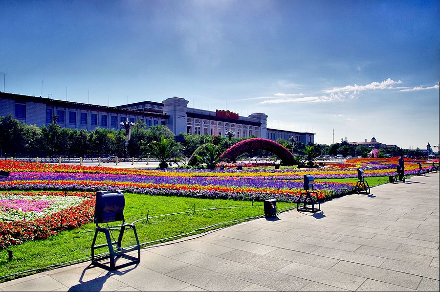 data-lemmaid="117799">天安门广场 /a>每年都会围绕当年国家经济