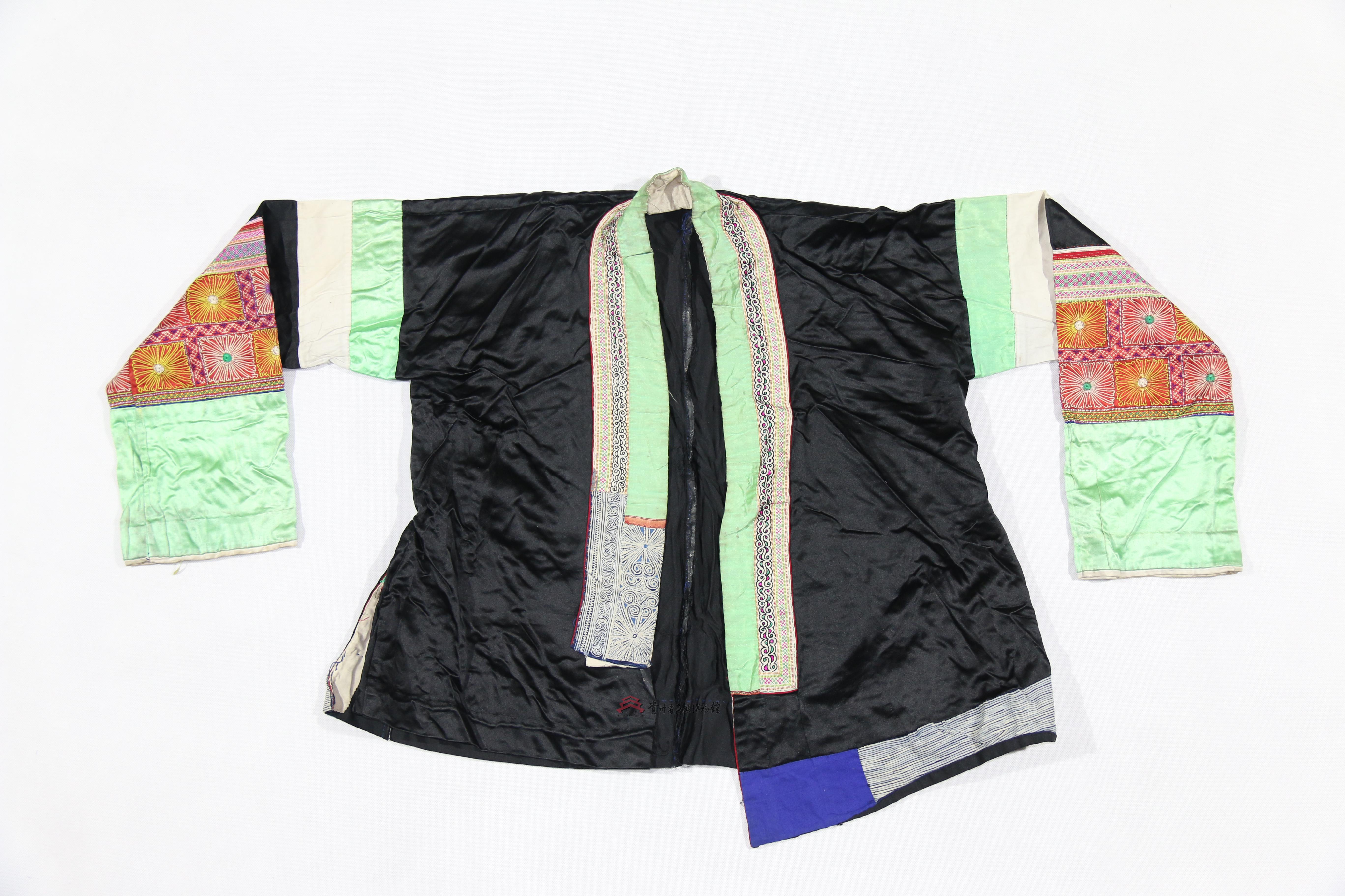 织金苗族青布平绣花纹对襟女上衣