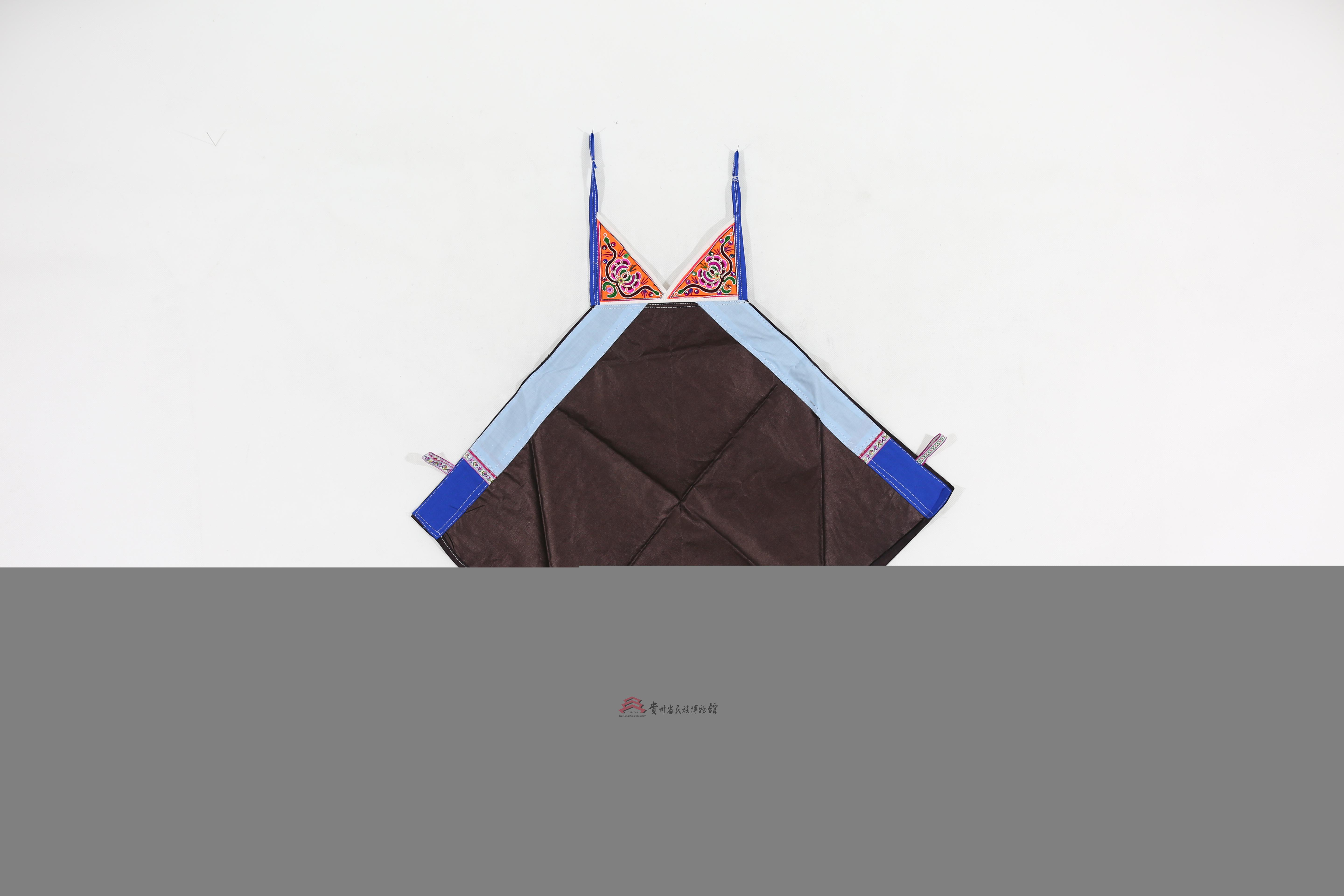 当代黎平肇兴侗族女盛装刺绣花卉纹亮布肚兜