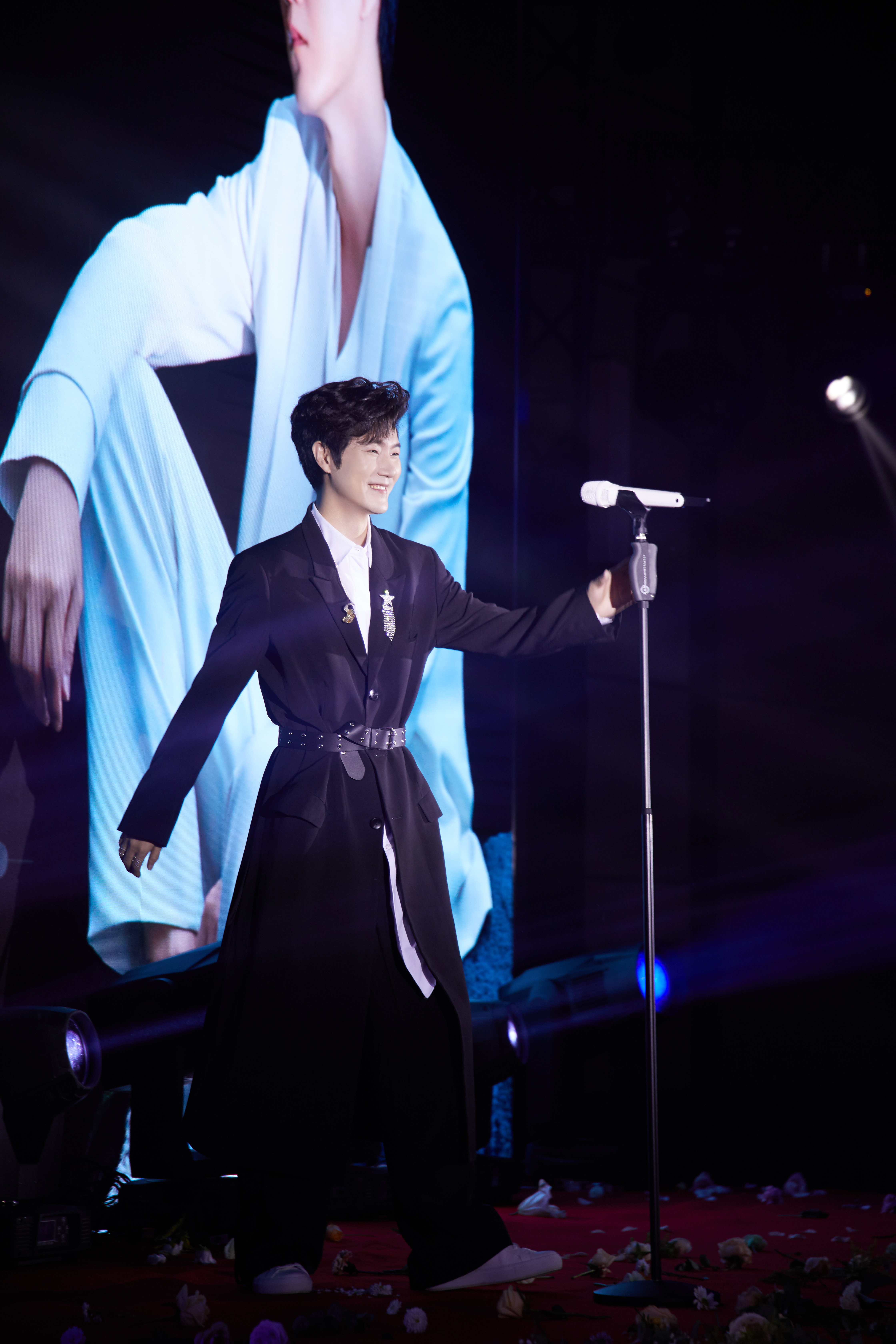  p>王晰,1985年4月9日出生于辽宁省营口市,中国内地流行乐男低音歌手