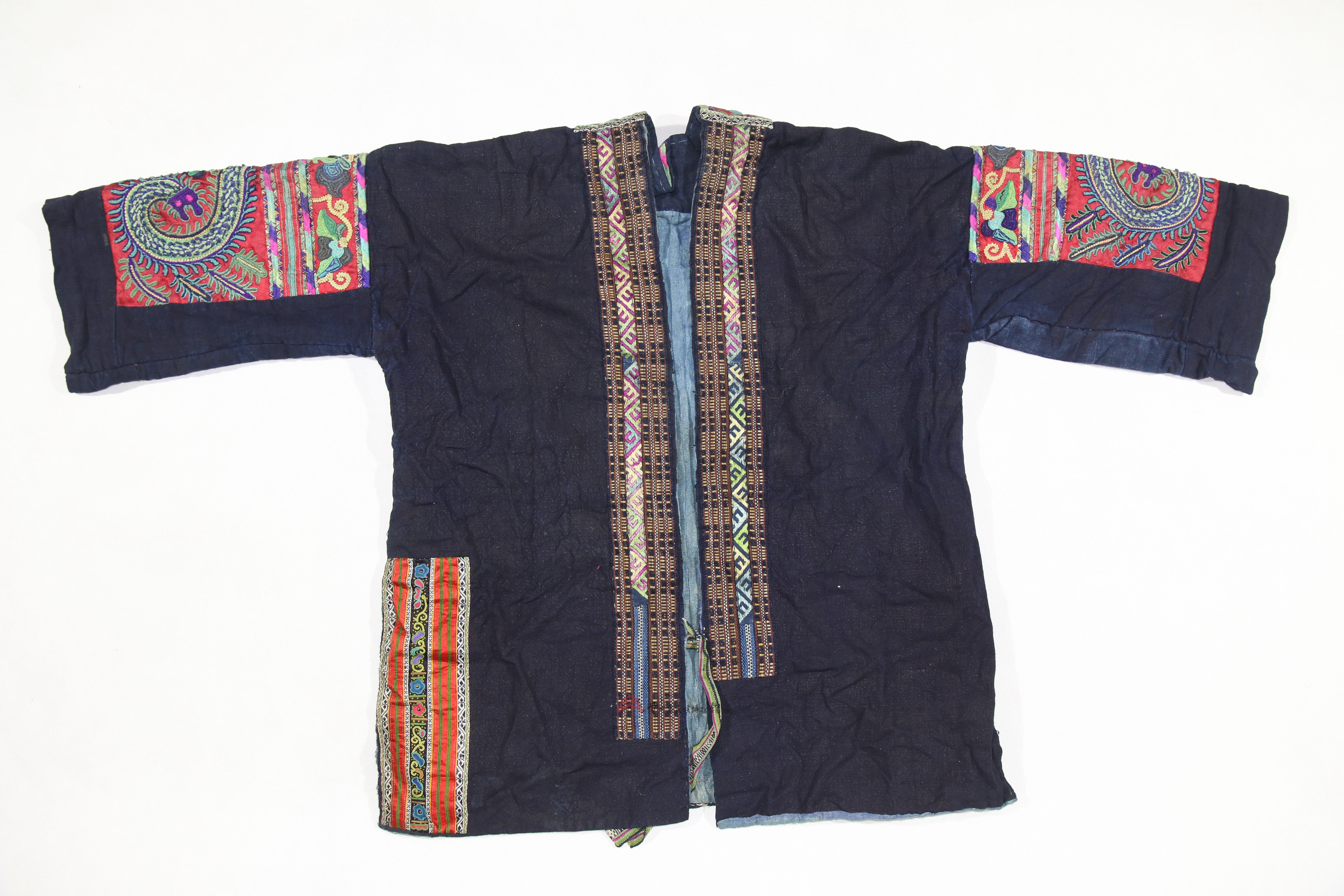 雷山雷山苗族锁宝绣双头龙纹对襟衣