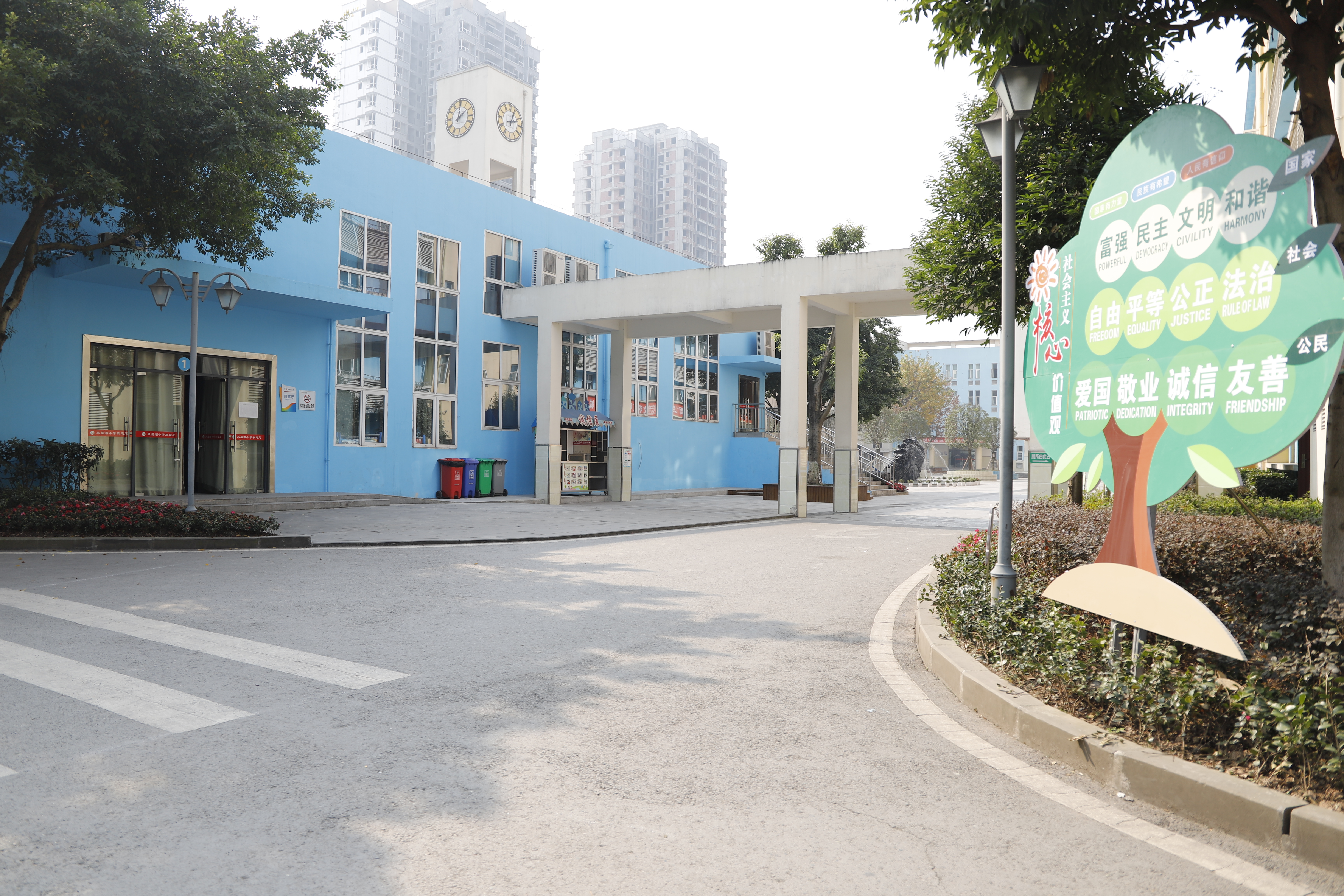  p>凤凰湖小学创建于2015年9月,位于永川区凤凰湖工业园区,占地面积