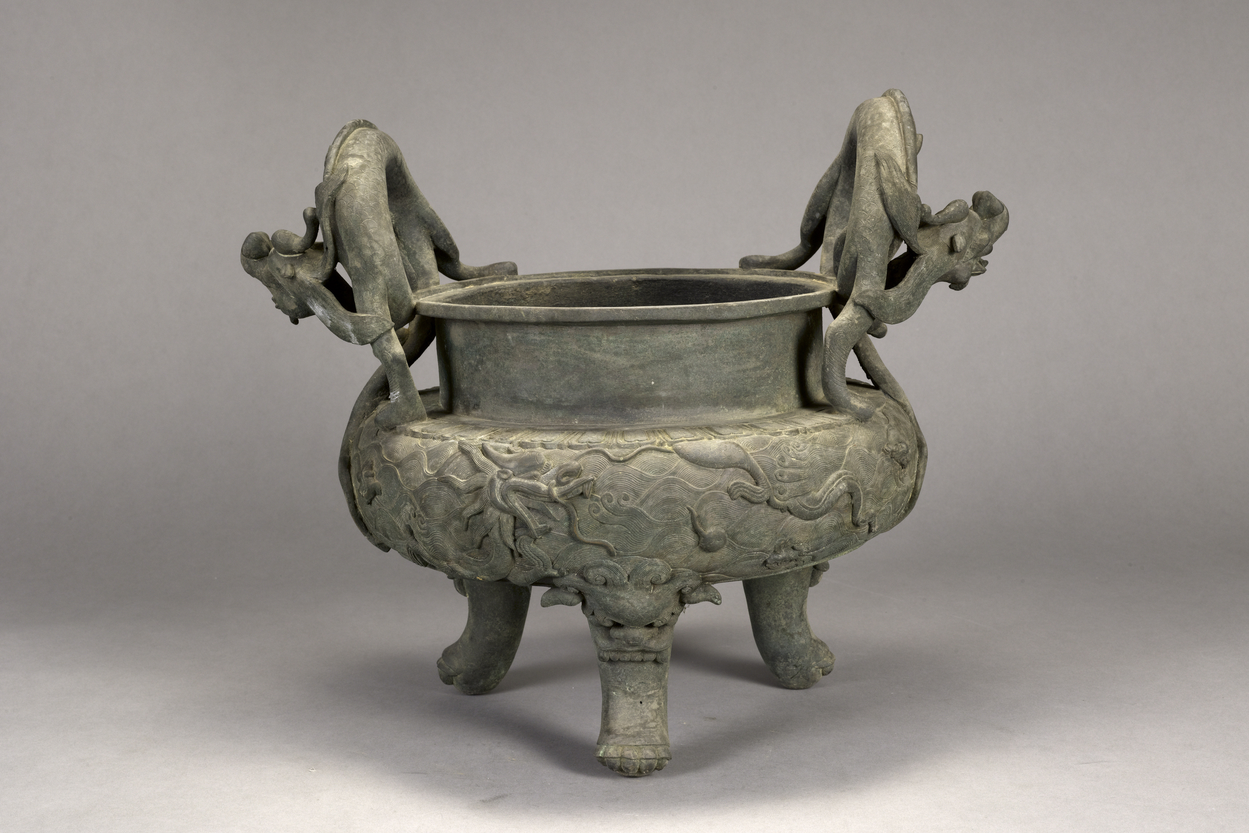  p>明"宣德"龙纹香炉是青铜器类文物,现收藏于湖南省博物馆. /p>