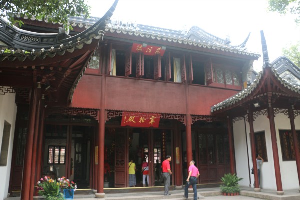  p data-id="skj1z0saevsb">寒山寺寒拾殿位于藏经楼内,楼的屋脊上