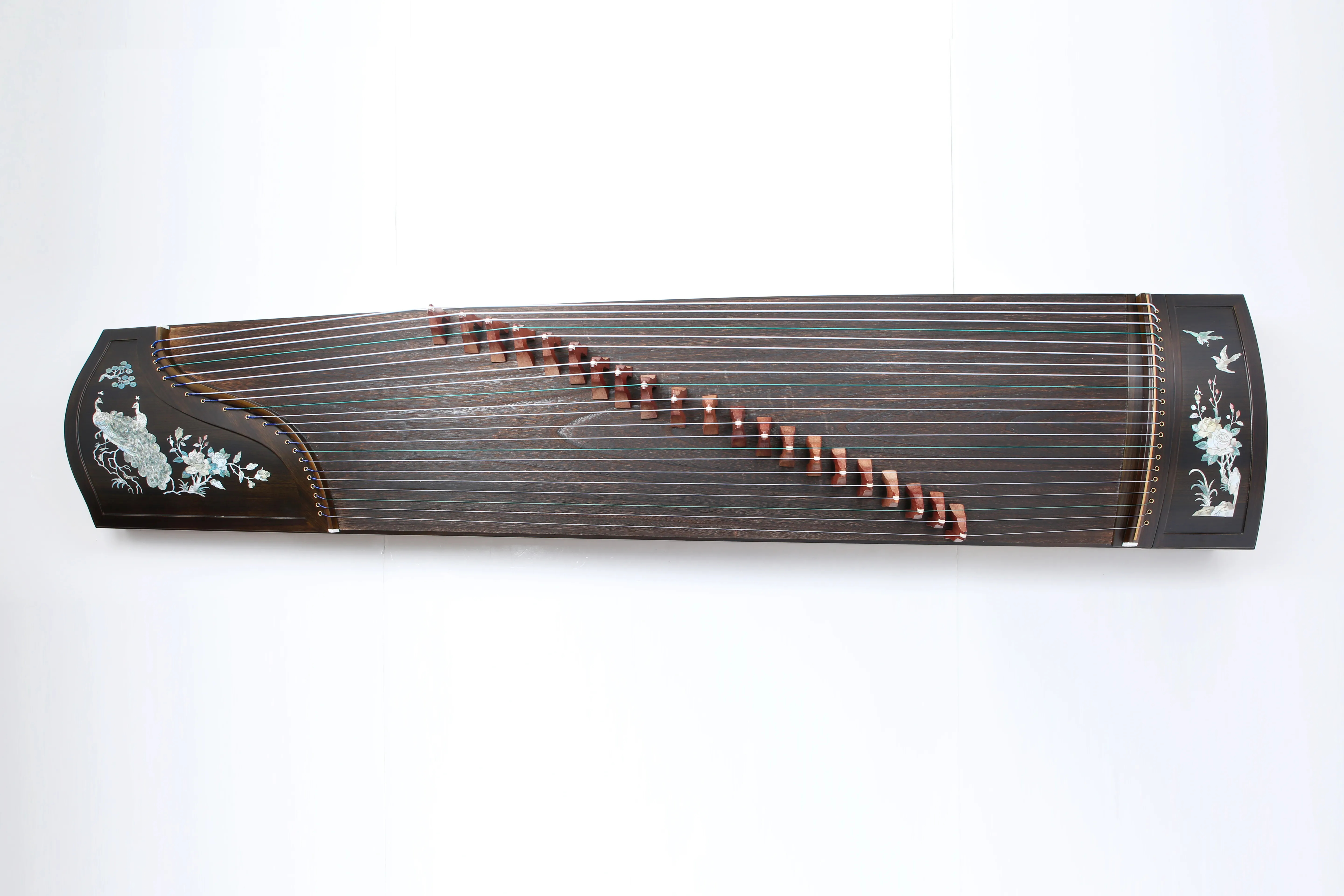 古筝,弹拨弦鸣乐器,又名汉筝,秦筝,是汉民族古老的民族乐器,流行于