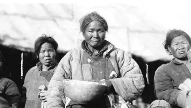 古代闹饥荒时，灾民为何放着河里的鱼虾不抓，宁可吃草根啃树皮？_百科TA说