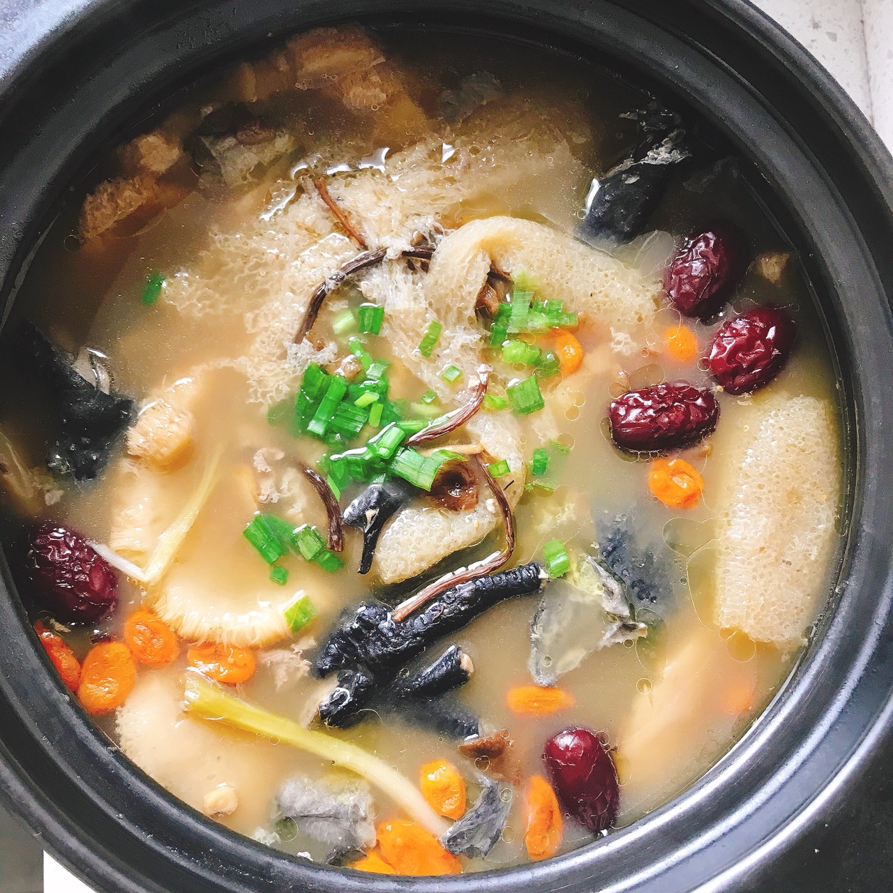  p>双菇竹荪汤是一道以水发竹荪,水发香菇,蘑菇,绿菜叶,鲜西红柿为