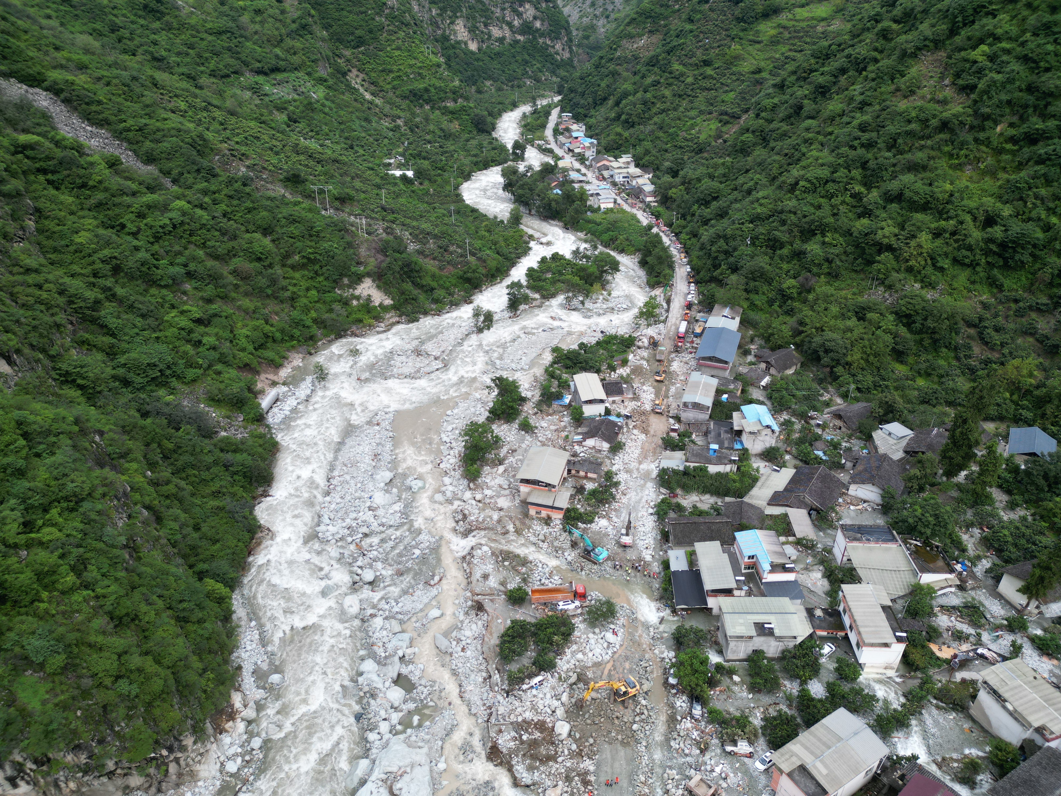 致使雅康高速康定至泸定段日地1号隧道至2号隧道间桥梁垮塌和姑咱镇日
