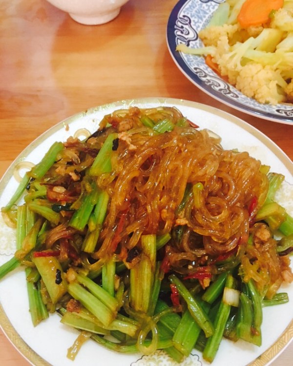  p>芹菜粉儿是一道家常菜品,主料是粉条,配料是芹菜等,调料为蚝油
