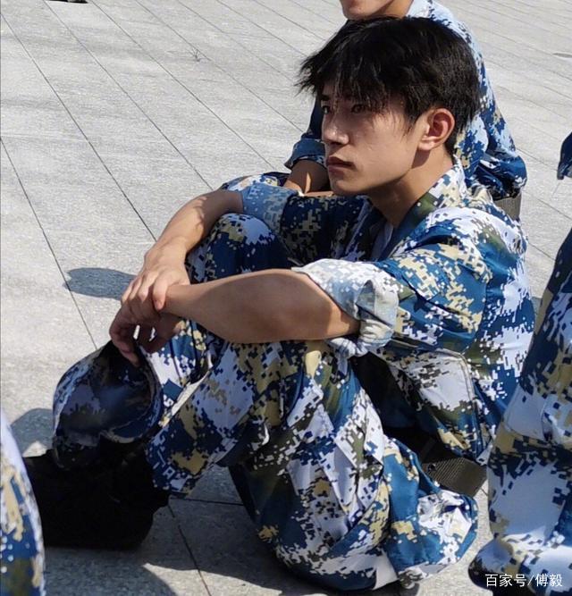 四字弟弟刷屏中戏朋友圈，为何大二才参加军训？_百科TA说
