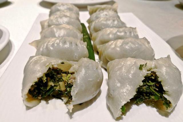  p>碱蓬菜水饺是一道以碱蓬菜,饺子皮,肉馅为主要原料制作的水饺. /p>