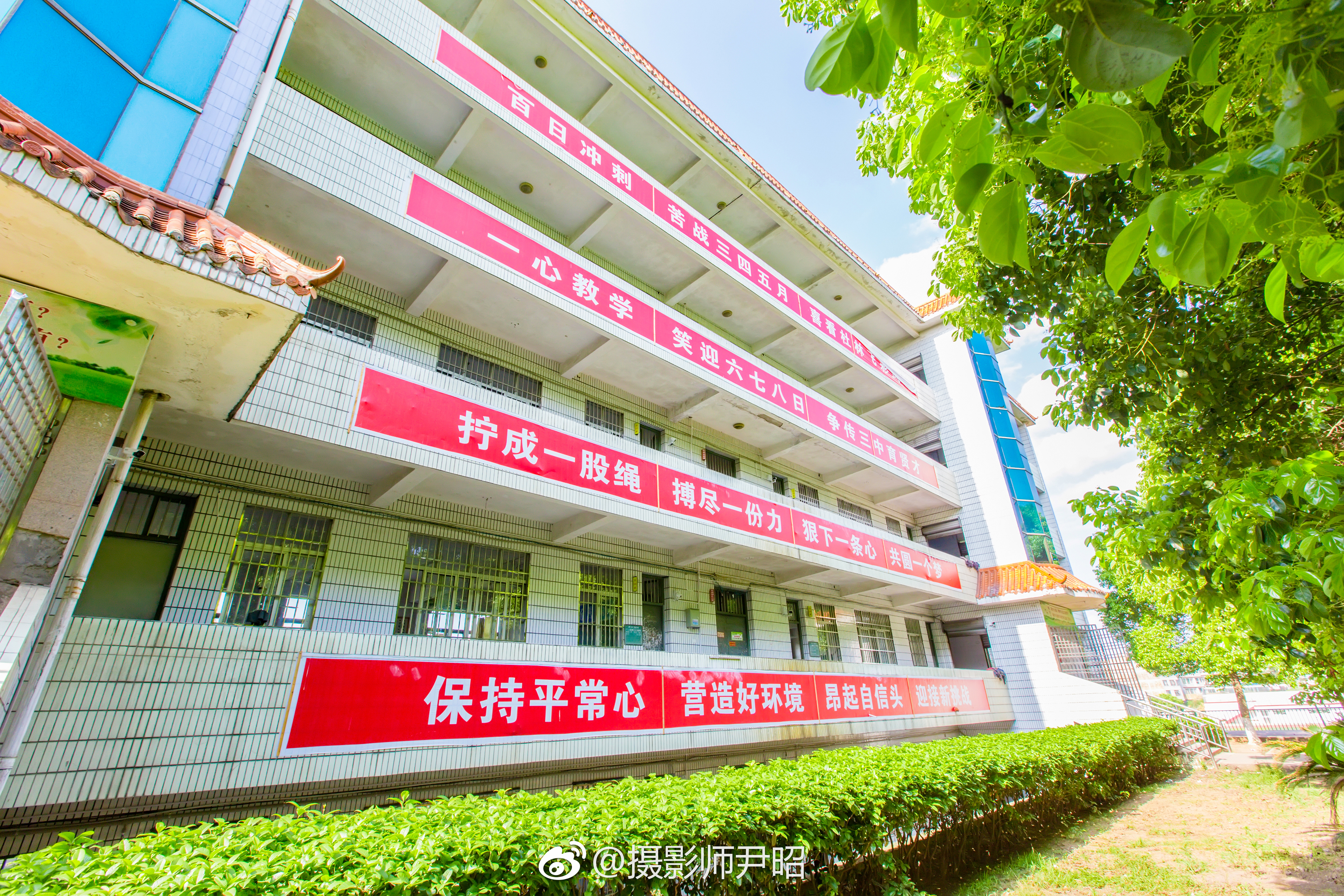  p>湖南省邵东市第三中学简称邵东三中,是湖南省一所坐落在农村的省级