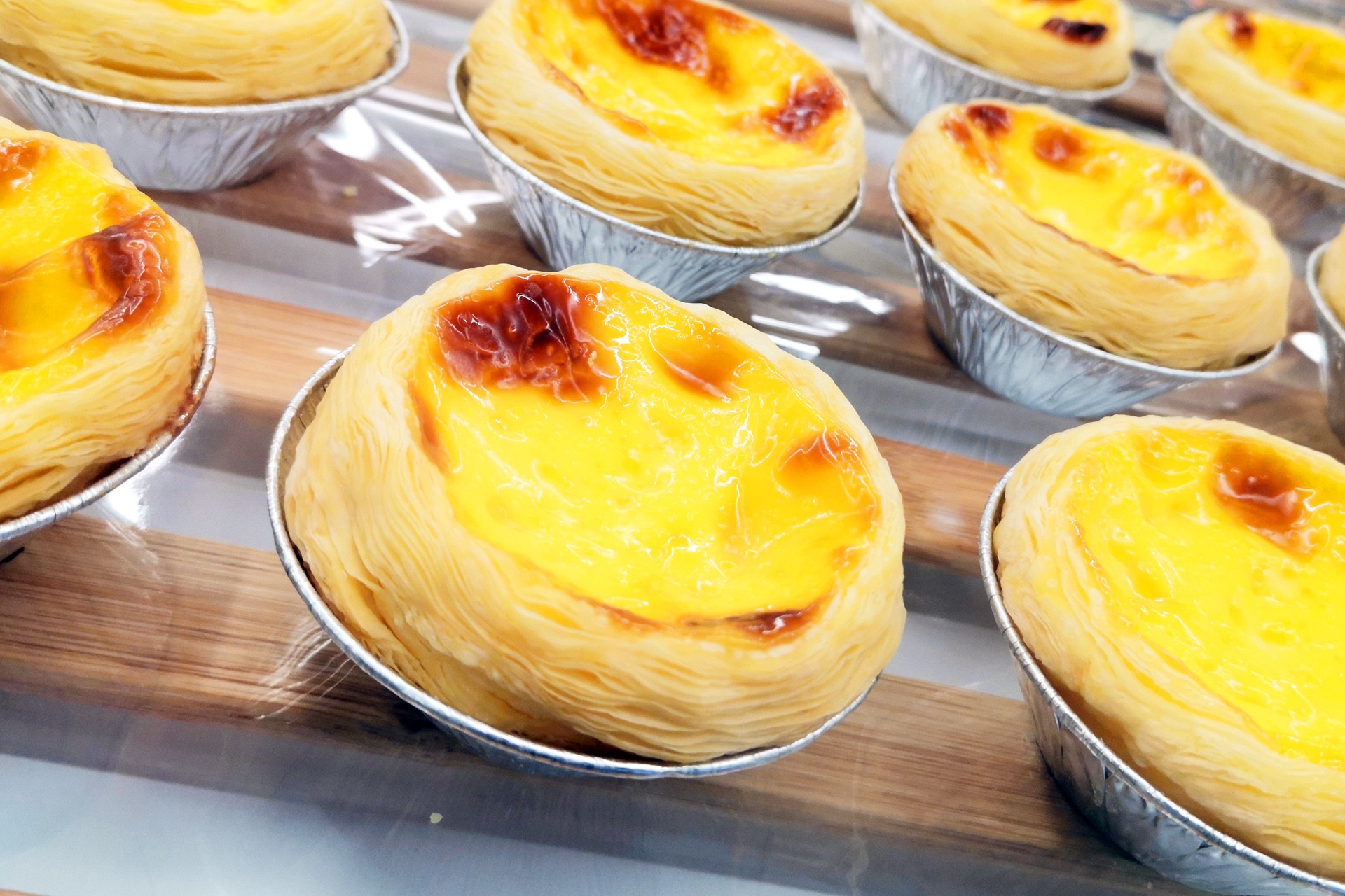  p>蛋挞(dàn  b> i>tà【第四声】 /i> /b>)(egg tart),是一种以蛋浆