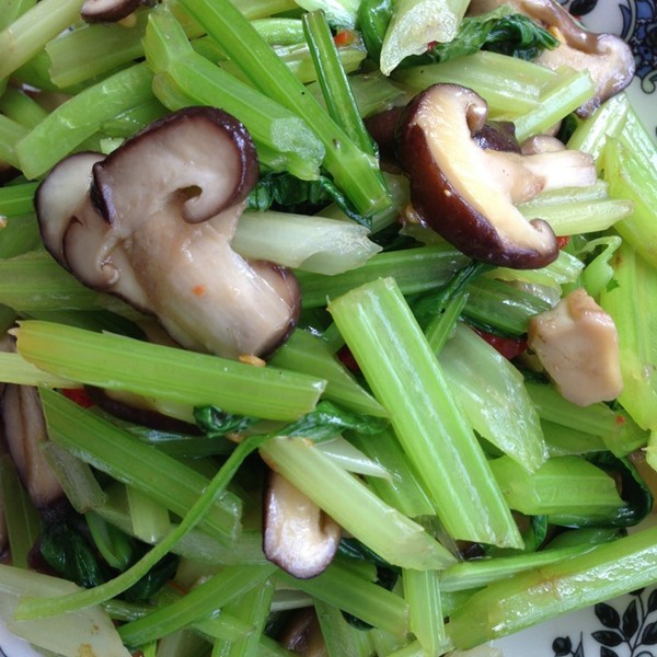 西芹炒香菇