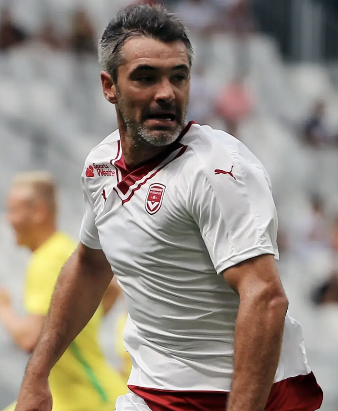  p>杰雷米·图拉朗(jeremy toulalan),1983年9月10日出生于法国,法国