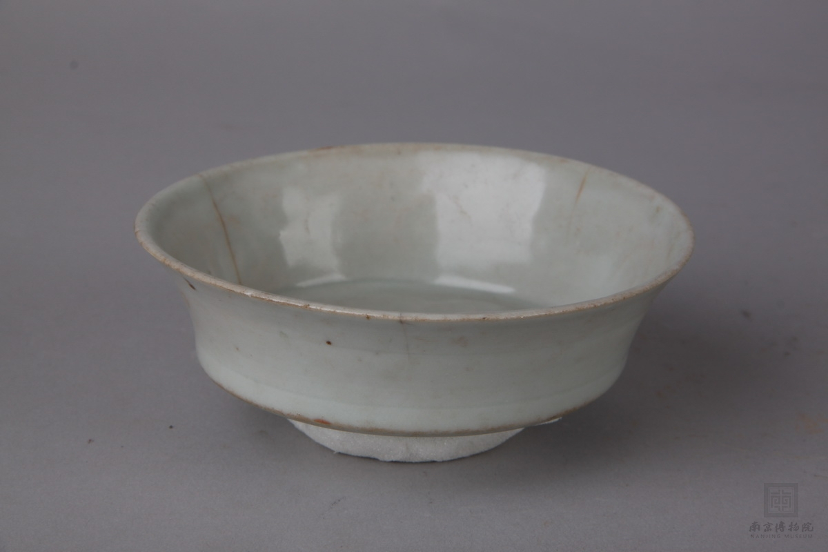  p>元白釉印花折腰瓷碗是一件元代文物,现藏于南京博物院.