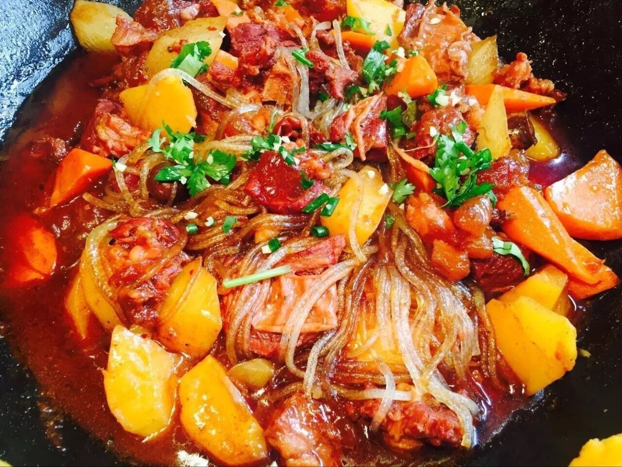  p>杂烩一锅炖是一道北方传统美食,主要原料为青菜,火腿,粉丝,高汤,精