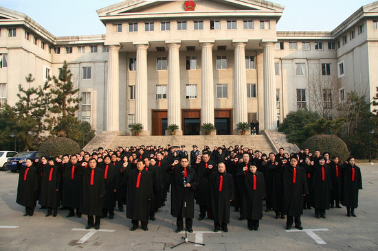  p>中华人民共和国法官袍简称法袍,是人民法院"2000式审判服"中重要