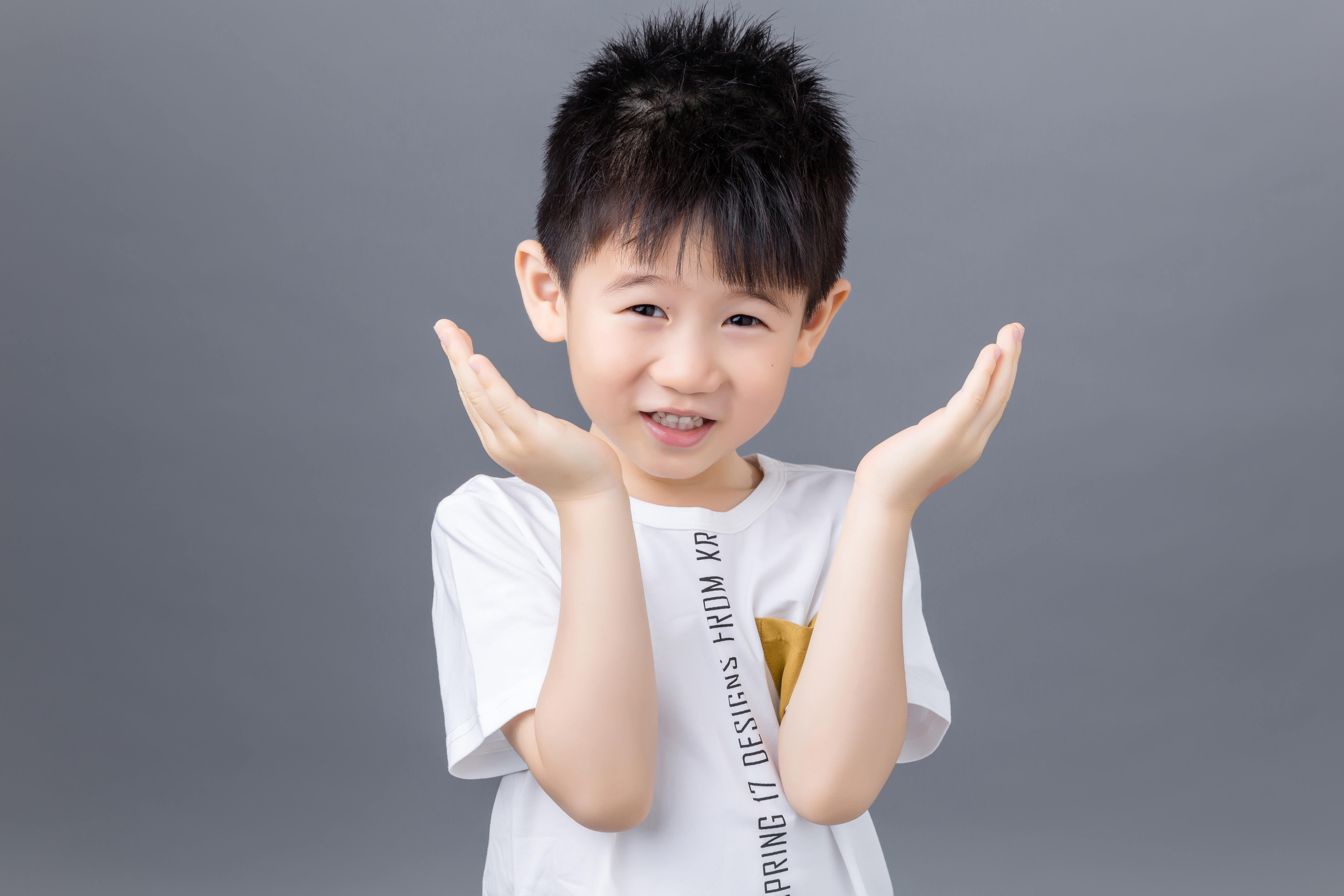  p>邓力玮,小名四爷,2012年5月6日出生于香港,中国内地童星.