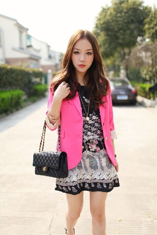  p>罗莉/萝莉/罗利/loli形容年纪很小,但是外表非常可爱的小女生.