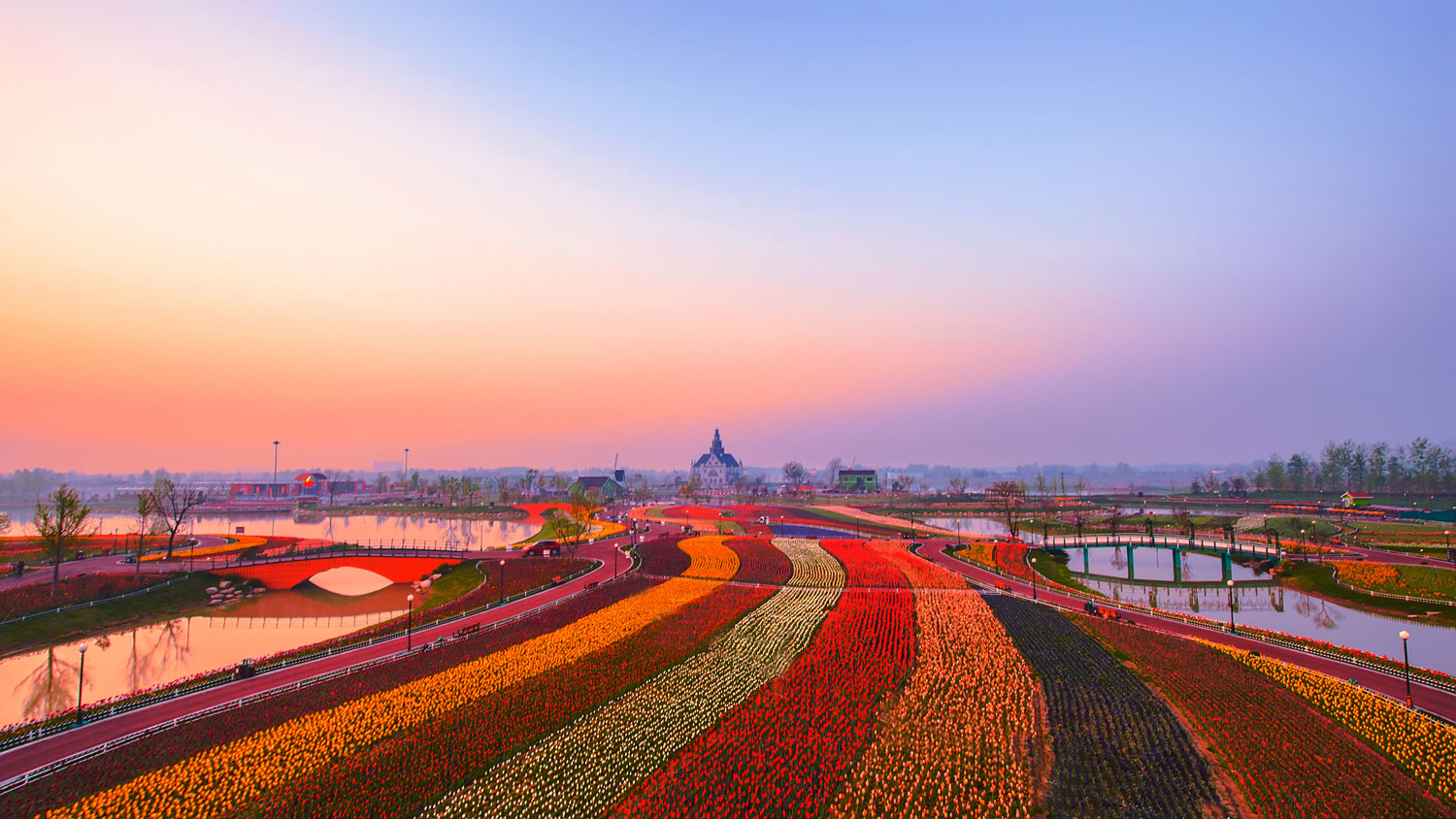  p>荷兰花海位于江苏省 a target="_blank" href="/item/盐城市