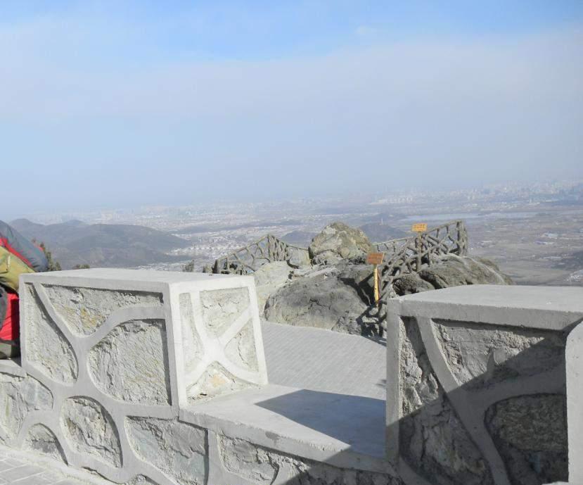  p data-id="gnyxitf1u7">鬼笑石是位于北京香山鬼见愁的东南部的一