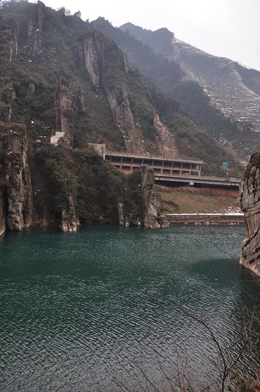 相传峡谷为悬崖覆盖,江水穿洞而出,至此形成深潭,名曰"洞口潭",后演