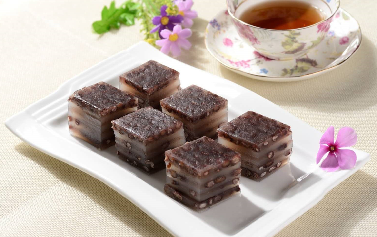  p>红豆糕是 a target="_blank" href="/item/江南地区/10775417"