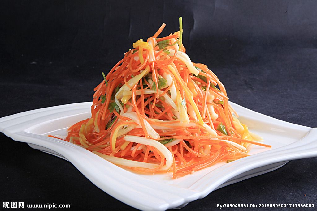  p data-id="gn4zrocnng">油淋金针菇萝卜丝是以金针菇,白萝卜等为