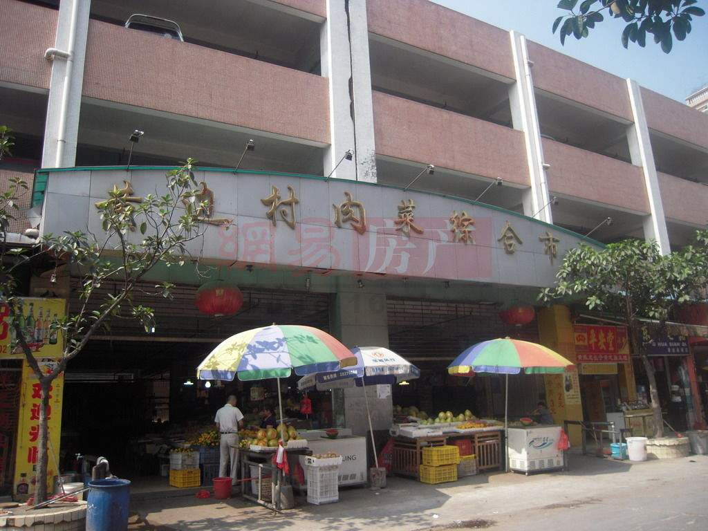 位于广东省广州白云区鹤龙街道,东侧接设计之都核心区和时代玫瑰园,西