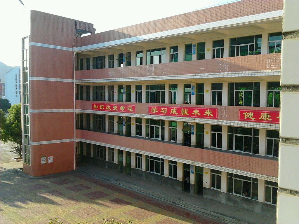 学校毗邻长汀火车站,西连319国道,交通便捷.