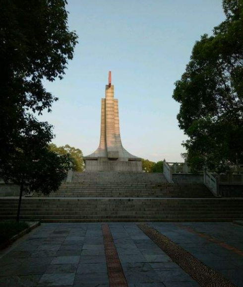  p>茶陵县烈士陵园始建于1952年,位于城关镇交通街西侧山丘辟,占地总