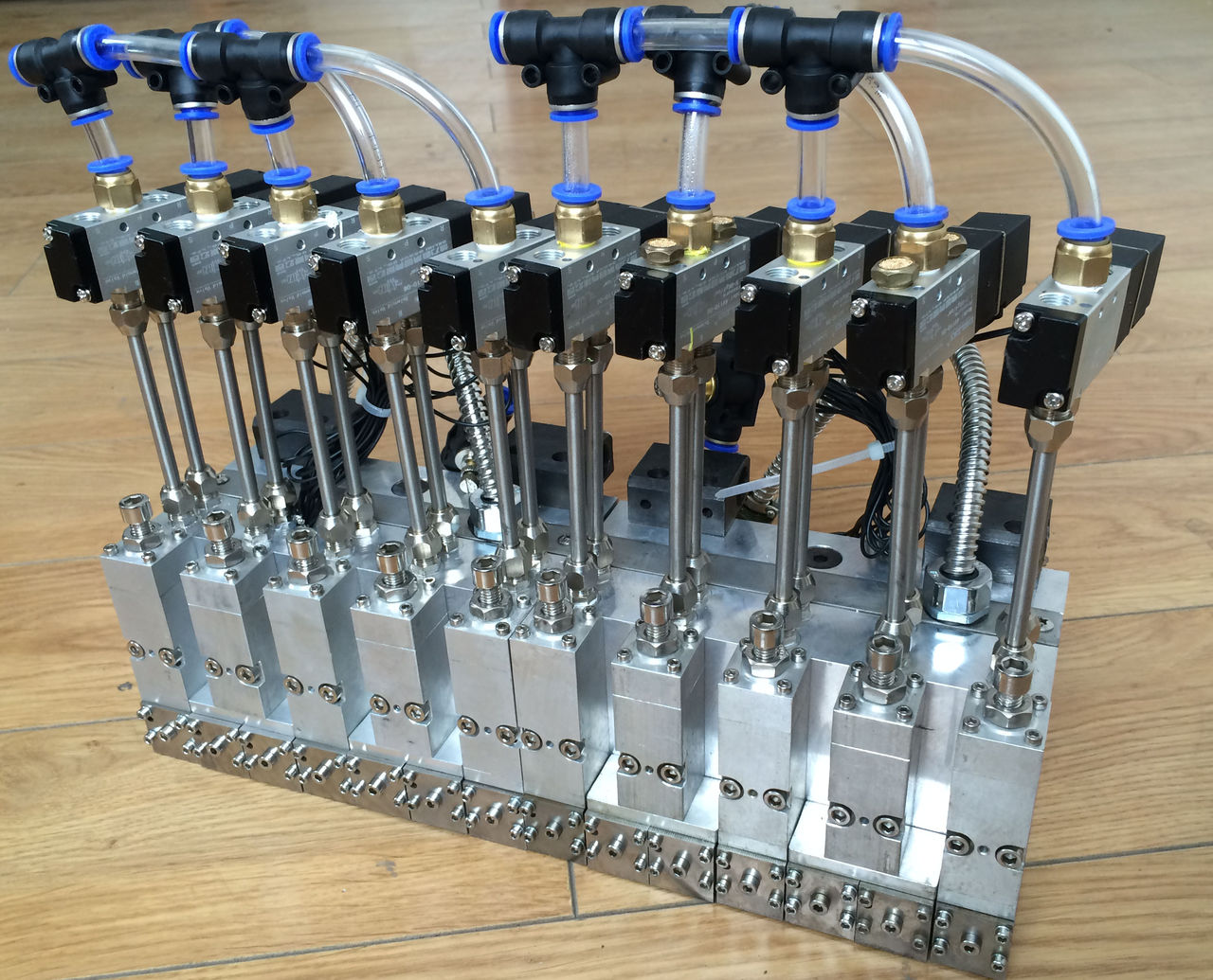  p>热熔胶枪是一种装修工具,广泛用于电子厂,食品