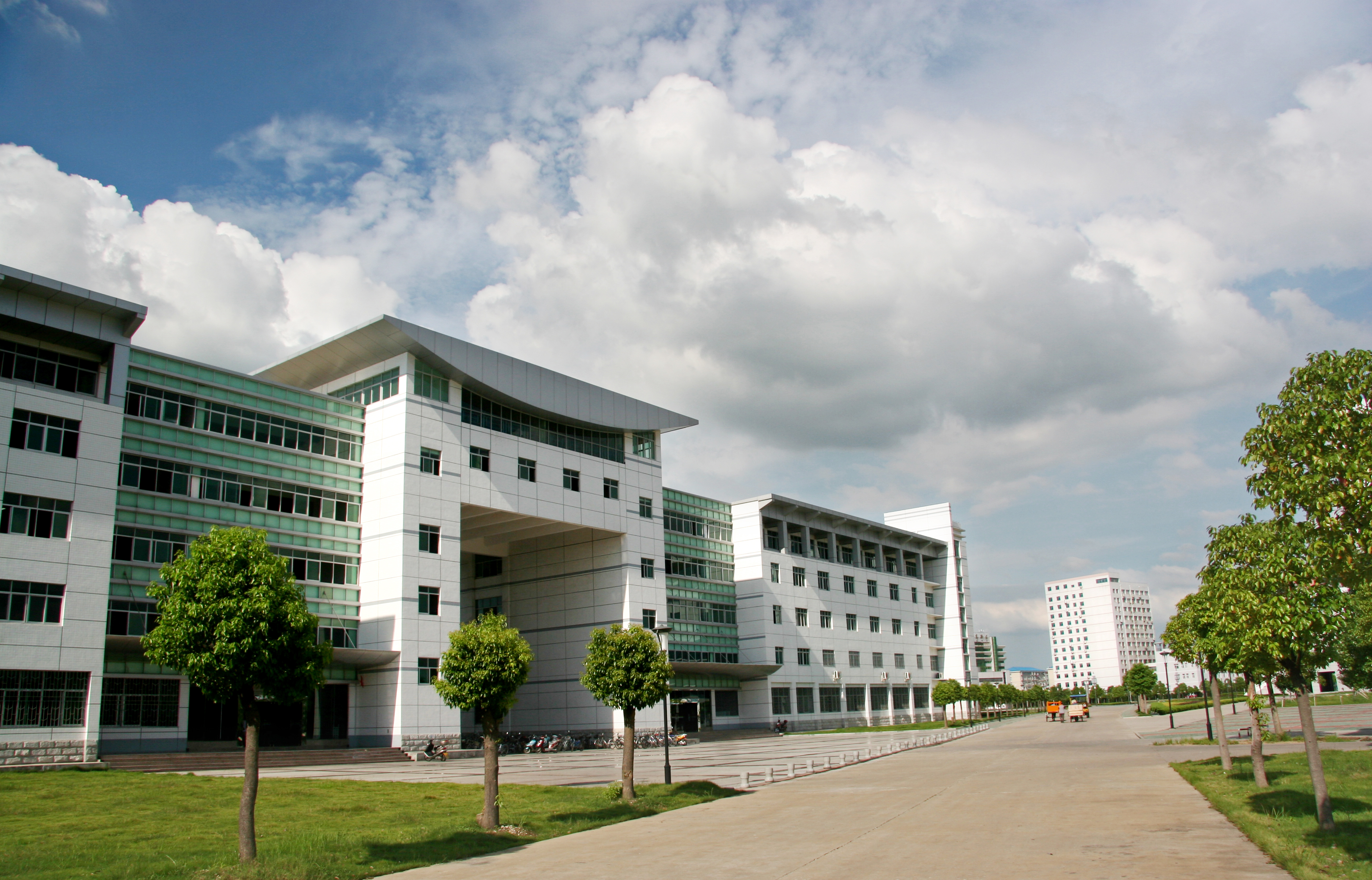  p>湖北工程学院经济与管理学院位于湖北省孝感市,是 a href="#" data