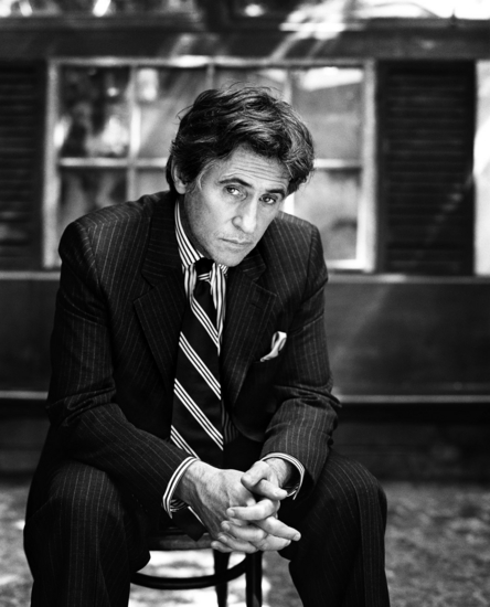  p>加布里埃尔·伯恩(全名gabriel james byrne),美国男影星.