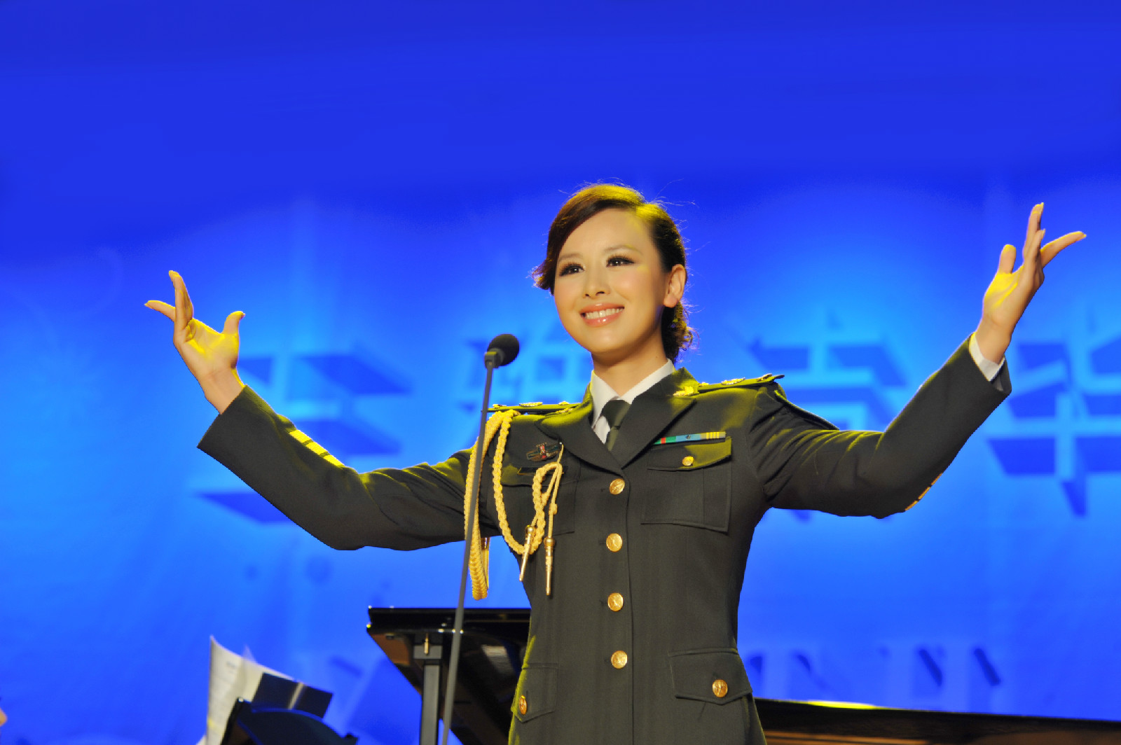  p data-id="gnwxjy7fnt">王雅洁,女,空政文工团优秀青年歌手,出生于