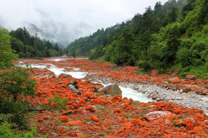  p>红石沟景区位于河北省邢台市沙河市中部丘陵区,綦村镇西左村红石沟