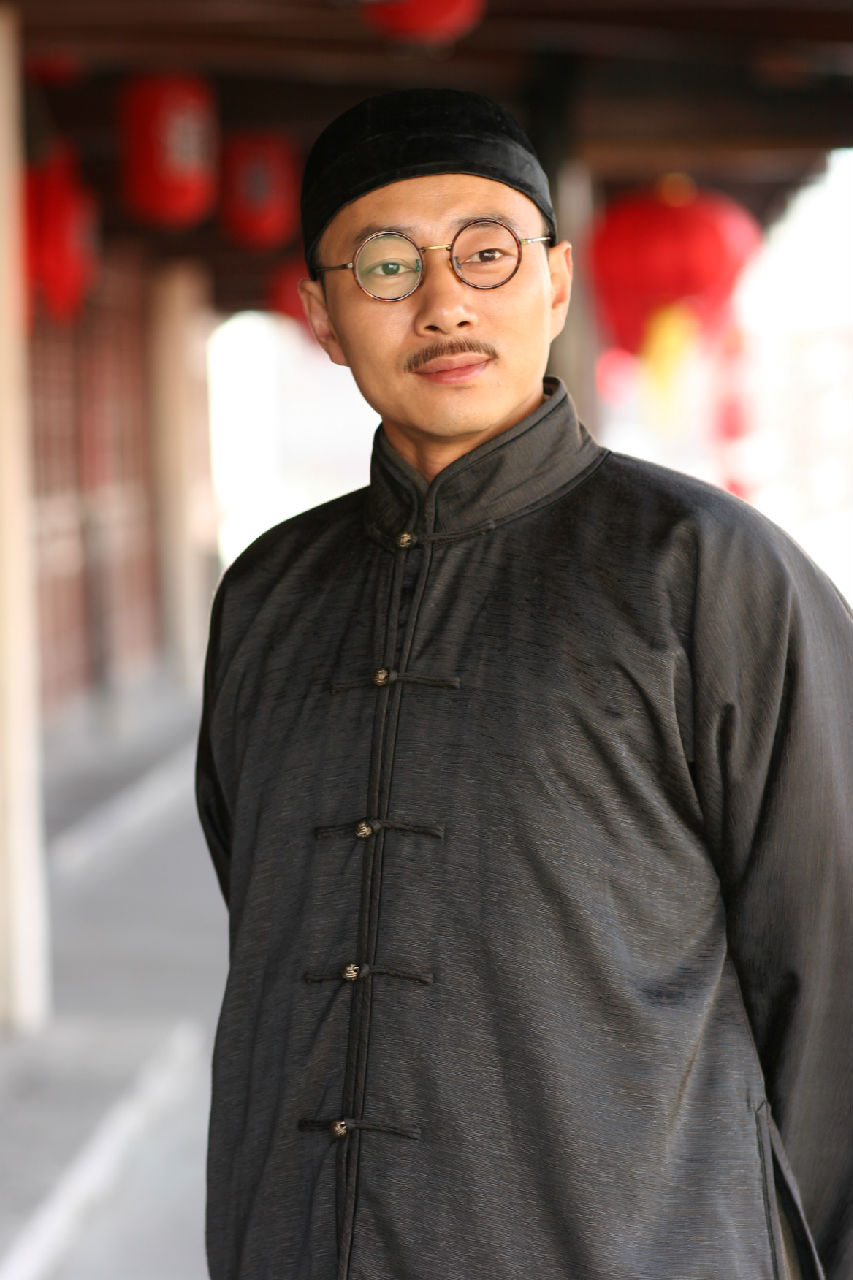  p>于鸿洲,满族人,出生于北京,毕业于 a target="_blank" href="/item