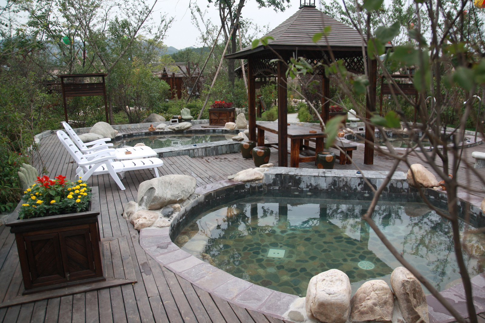 背倚世界闻名的千山景区,东北最具影响力的温泉养生会馆之一,鞍山地区